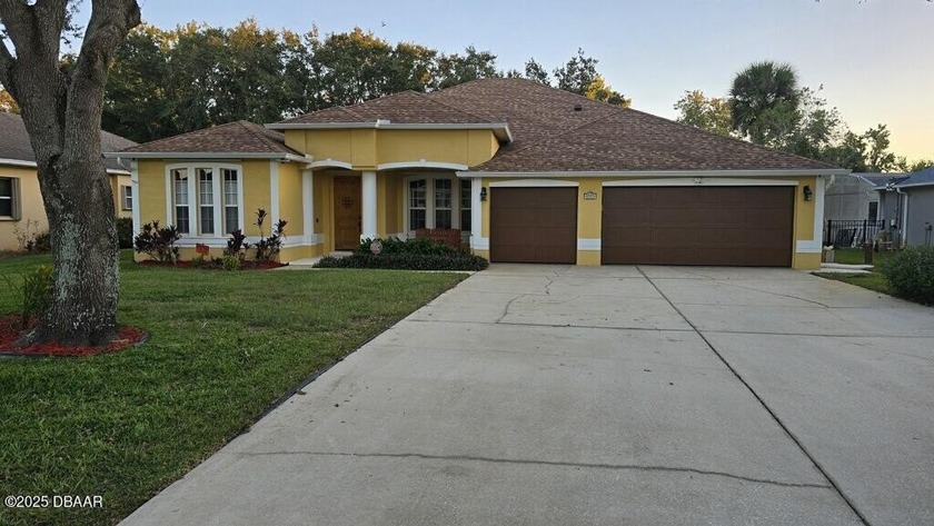 Impeccably maintained Sunrise Oaks residence combines timeless - Beach Home for sale in Port Orange, Florida on Beachhouse.com