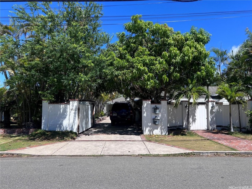 Prime location on Aukai Avenue! This charming Kahala property - Beach Home for sale in Honolulu, Hawaii on Beachhouse.com