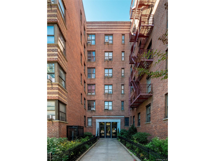 Discover one of the Bronx's best values with Apartment 3K, an - Beach Home for sale in Bronx, New York on Beachhouse.com