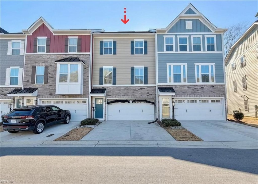 LIKE-NEW 3-story townhouse in DESIRABLE BRYAN'S COVE - Beach Townhome/Townhouse for sale in Chesapeake, Virginia on Beachhouse.com