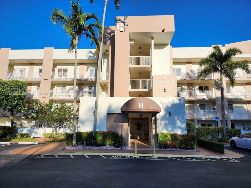 Spacious 2BR/2BA condo with a coveted lake view  in a well - Beach Condo for sale in Tamarac, Florida on Beachhouse.com