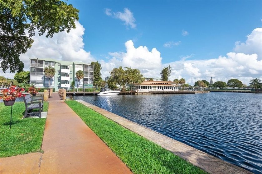 Beautiful waterfront condo located on the 1st floor with water - Beach Condo for sale in Hollywood, Florida on Beachhouse.com
