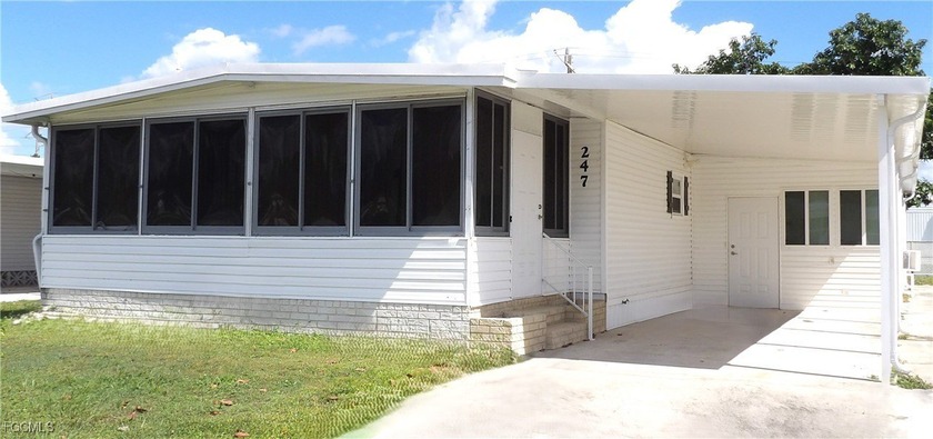WELCOME HOME to your Florida retreat! This beautiful, spacious - Beach Home for sale in North Fort Myers, Florida on Beachhouse.com