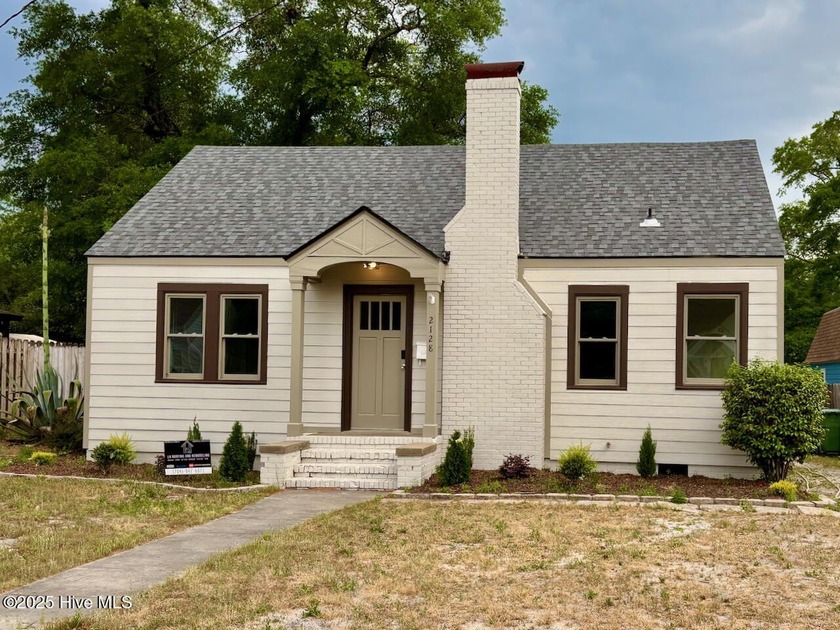 Classic Charm Meets Modern Comfort in Sunset Park! Step into - Beach Home for sale in Wilmington, North Carolina on Beachhouse.com