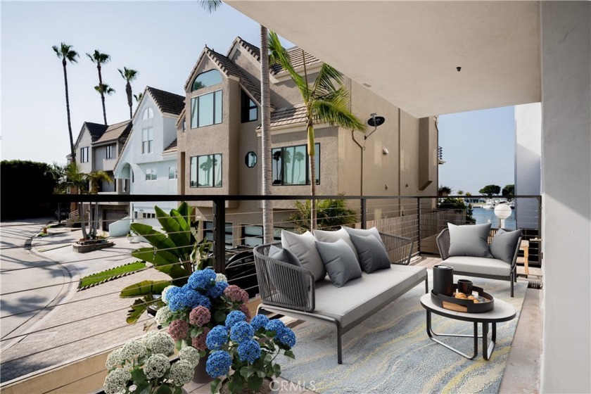 This is the largest unit in the building! Highly desirable and - Beach Condo for sale in Huntington Beach, California on Beachhouse.com
