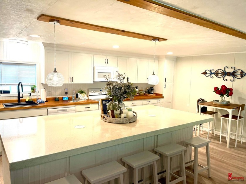 10 FOOT QUARTZITE COUNTERTOP KITCHEN ISLAND! OPEN CONCEPT! - Beach Home for sale in Ellenton, Florida on Beachhouse.com