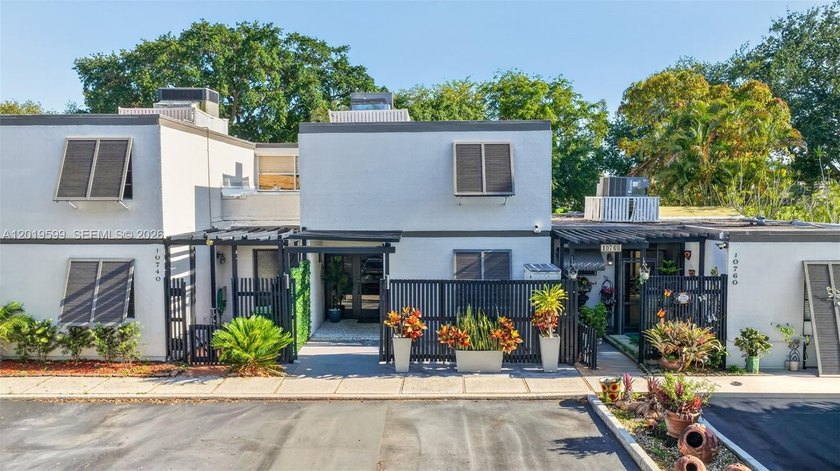 Stunning, completely renovated townhome on the golf course in - Beach Townhome/Townhouse for sale in Pembroke Pines, Florida on Beachhouse.com