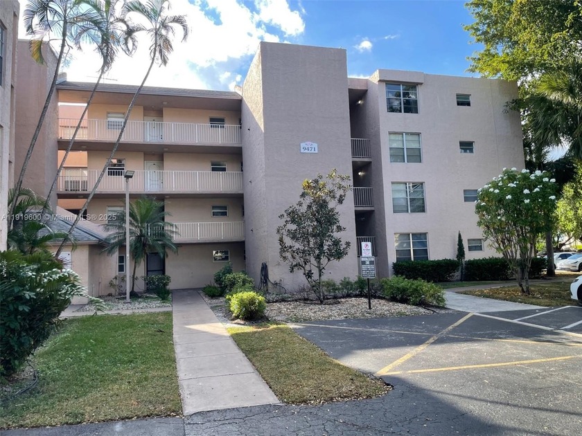 A FULLY REMODELED UNIT, IT IS BRIGHT AND HAS GREAT VIEWS - Beach Condo for sale in Davie, Florida on Beachhouse.com