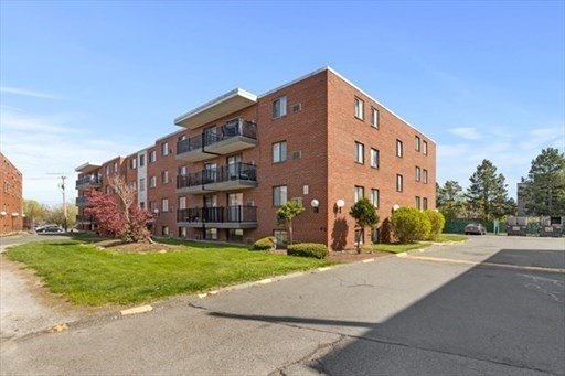 This 2 bedroom/1 bath corner unit offers an open living - Beach Condo for sale in Winthrop, Massachusetts on Beachhouse.com