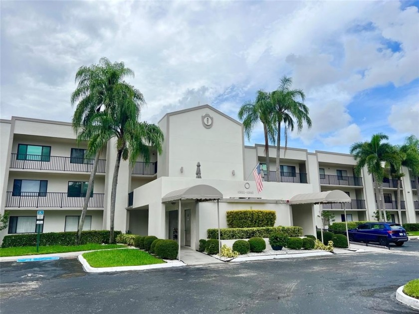 Beautiful 2 bedroom/2 bath CORNER unit offering lots of windows - Beach Condo for sale in Tamarac, Florida on Beachhouse.com