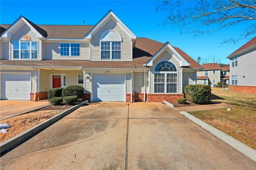 Move-In Ready End Unit Townhome - Over 1,800 Sq Ft! Don't miss - Beach Townhome/Townhouse for sale in Yorktown, Virginia on Beachhouse.com