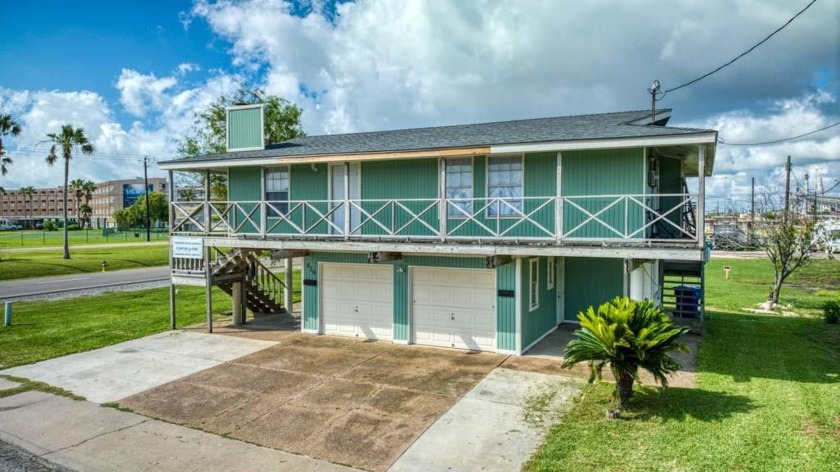 Great INVESTOR opportunity with this FURNISHED Triplex on North - Beach Home for sale in Corpus Christi, Texas on Beachhouse.com