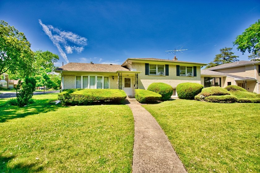Nestled on exclusive Private Concord Lane, Skokie's unique - Beach Home for sale in Skokie, Illinois on Beachhouse.com