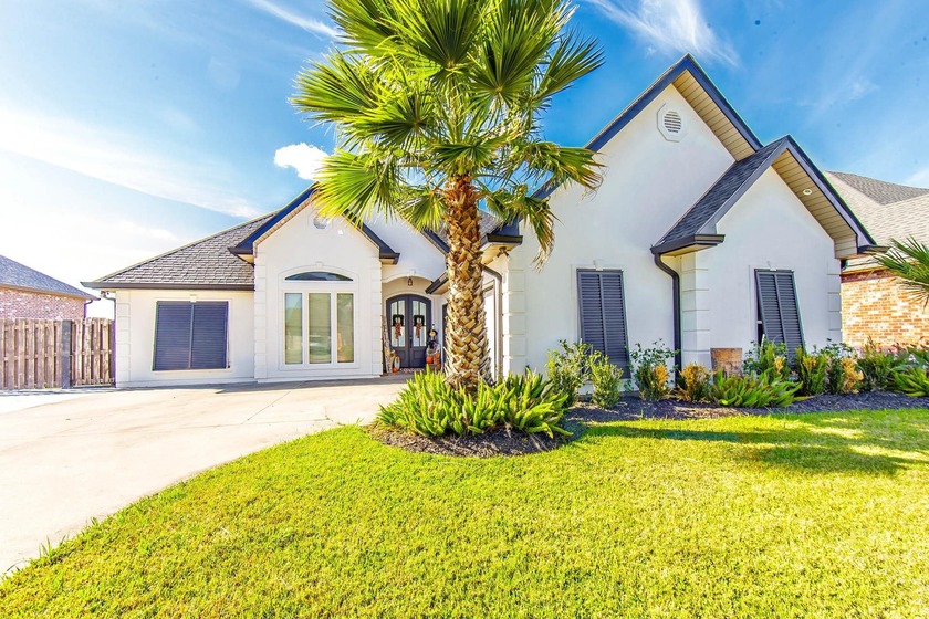 CUSTOM-BUILT BEAUTY ON THE POND IN WESTGATE SUBDIVISION! From - Beach Home for sale in Houma, Louisiana on Beachhouse.com