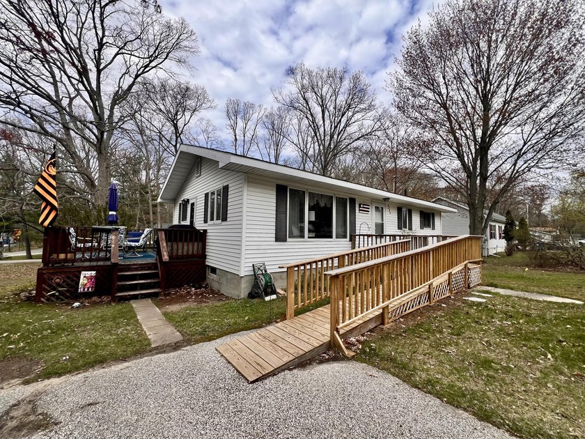 AMAZING NORTHSIDE LUDINGTON LOCATION! This 3 bedroom, 1 1/2 bath - Beach Home for sale in Ludington, Michigan on Beachhouse.com