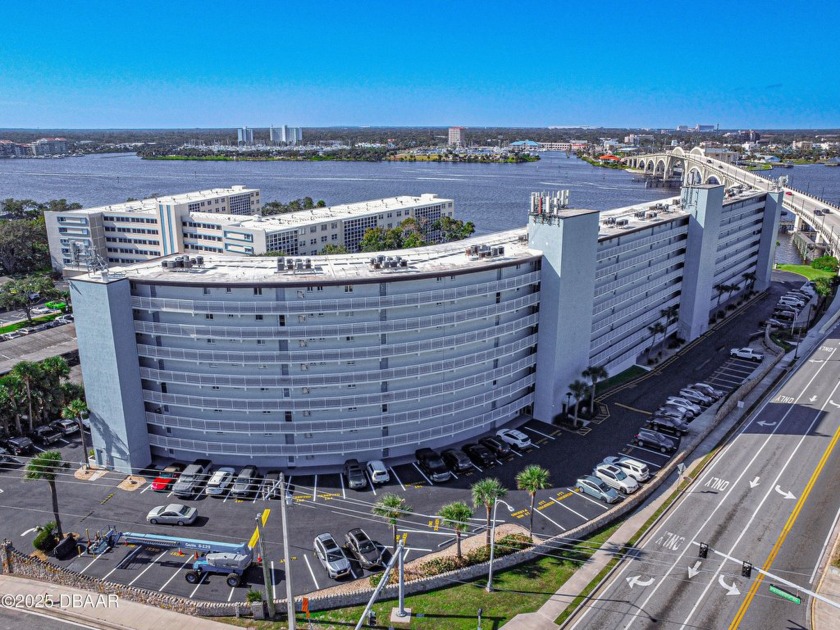 Stunning three bedroom remodeled end unit with panoramic water - Beach Condo for sale in Daytona Beach, Florida on Beachhouse.com