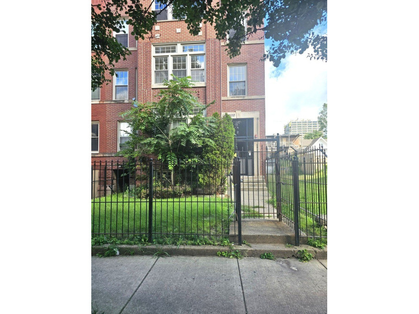 Bright and spacious elevated first floor 3 bedroom, 2 bath condo - Beach Condo for sale in Chicago, Illinois on Beachhouse.com