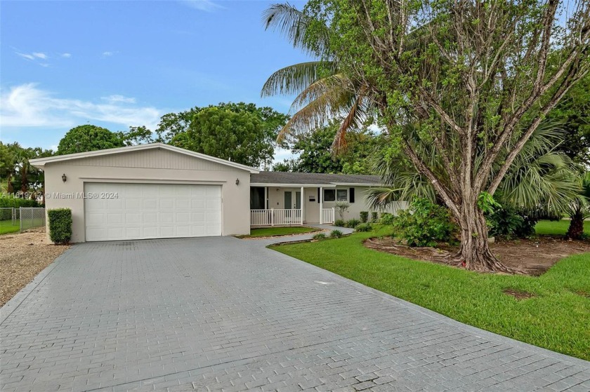Welcoming 4-bedroom, 2-bathroom home situated on a desirable - Beach Home for sale in Palmetto Bay, Florida on Beachhouse.com