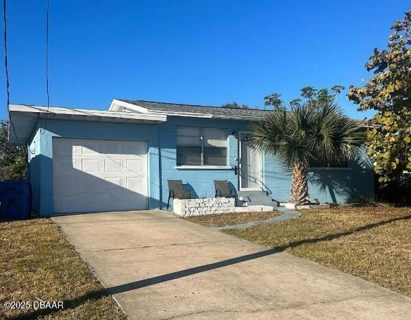 BEACHSIDE COTTAGE... This charmer is one block from public beach - Beach Home for sale in Daytona Beach, Florida on Beachhouse.com
