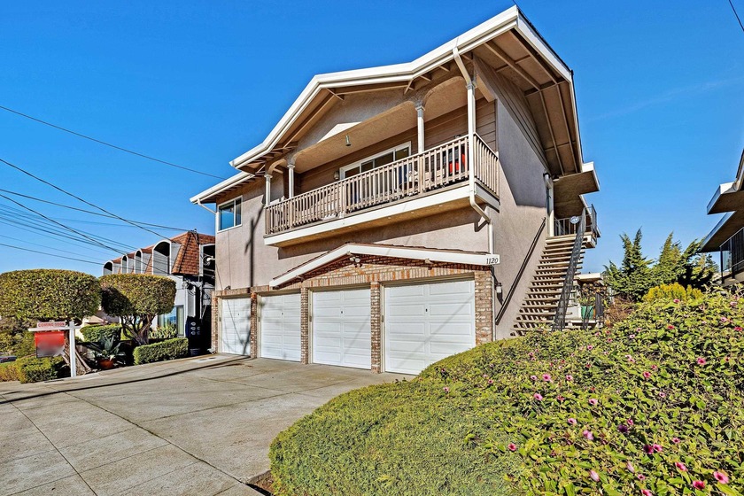 Welcome to this charming & beautifully updated 3-bedroom, 2-bath - Beach Condo for sale in Oakland, California on Beachhouse.com