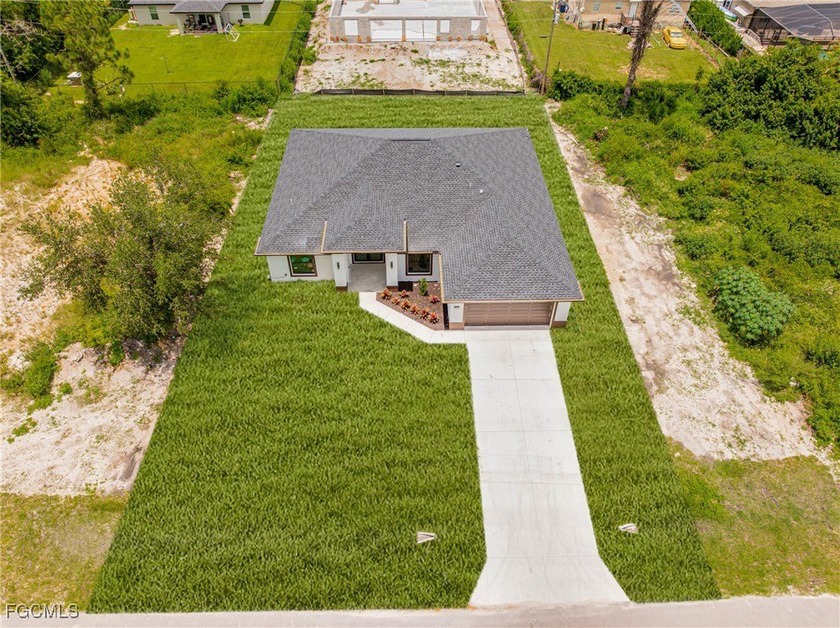 Si necesita comunicarse en espanol, llame al numero indicado en - Beach Home for sale in Lehigh Acres, Florida on Beachhouse.com