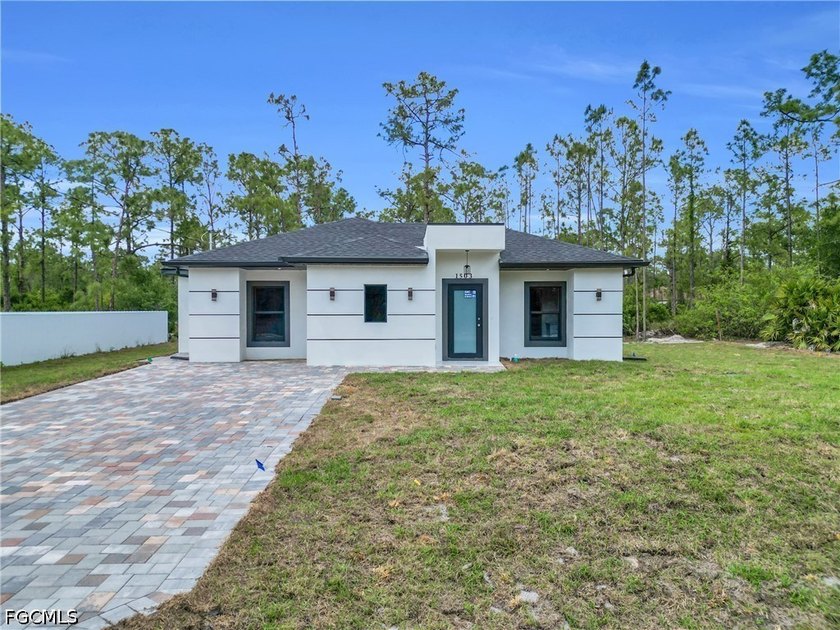 Welcome to this beautifully crafted 3-bedroom, 2-bathroom home - Beach Home for sale in Lehigh Acres, Florida on Beachhouse.com