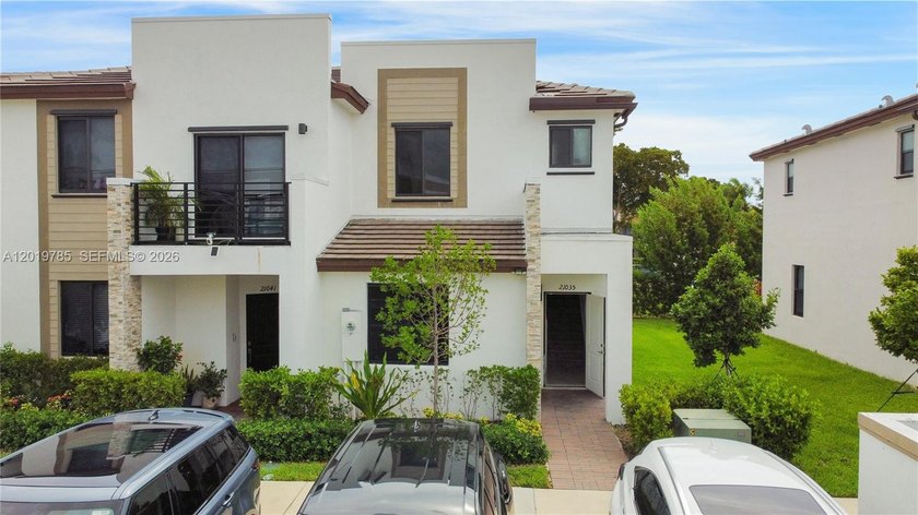 Beautiful and spacious 3-bedroom, 3-bath villa located in the - Beach Home for sale in Miami, Florida on Beachhouse.com