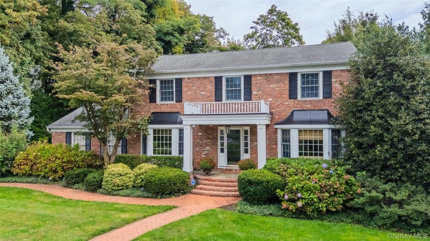 Traditionally elegant brick, 4 bedroom, 3.5 bath center hall - Beach Home for sale in Huntington Bay, New York on Beachhouse.com