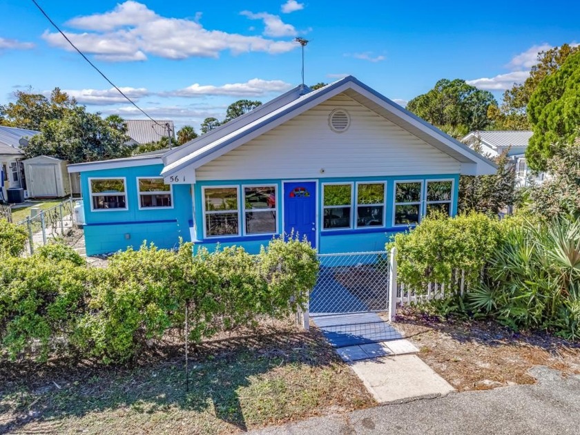 Coveted END UNIT in lovely Lanark Village! This is the perfect - Beach Home for sale in Lanark Village, Florida on Beachhouse.com