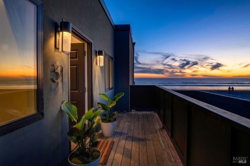 This breathtaking oceanfront set right on Stinson Beach is a - Beach Home for sale in Stinson Beach, California on Beachhouse.com