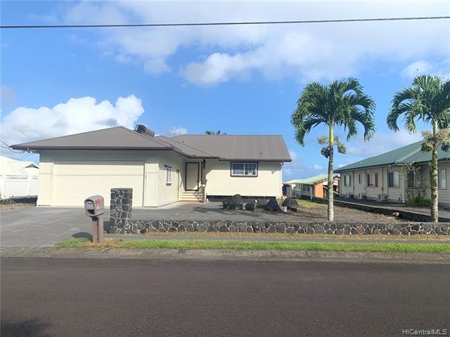 Newly renovated 3/2, large fenced back yard & 2 dog kennels in - Beach Home for sale in Hilo, Hawaii on Beachhouse.com