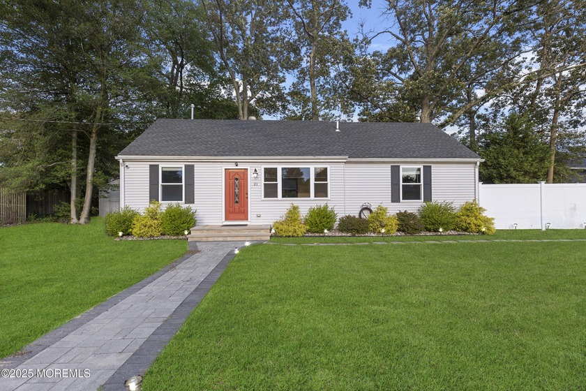 Fantastic investment Opportunity! Welcome to 21 Scoop Road, a - Beach Home for sale in Brick, New Jersey on Beachhouse.com