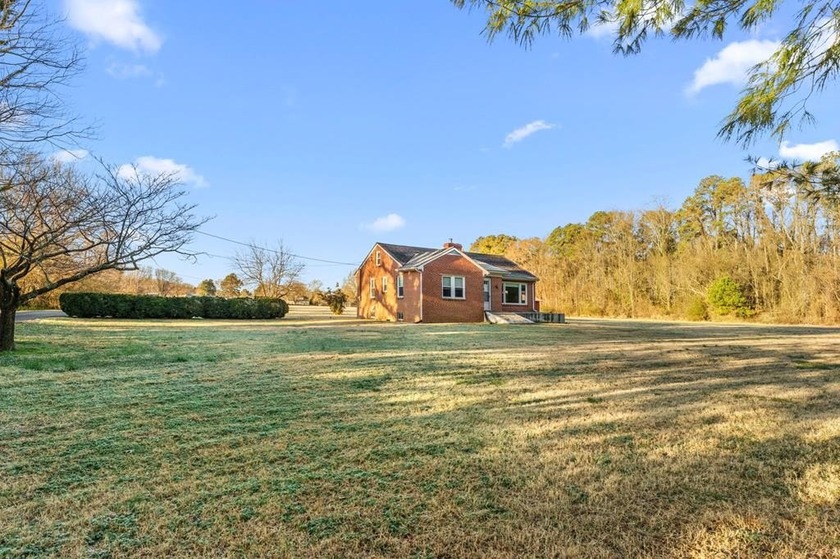 Cozy well-built Brick Rancher on tucked away 1.06 Acres in the - Beach Home for sale in Tappahannock, Virginia on Beachhouse.com