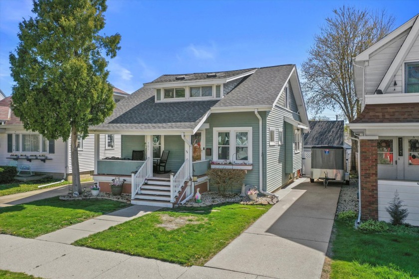 Welcome Home to 731 Monroe Ave in Racine. This 4 bedroom - Beach Home for sale in Racine, Wisconsin on Beachhouse.com