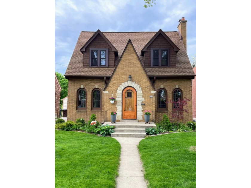 The Milwaukee River is the perfect setting for this story book - Beach Home for sale in Glendale, Wisconsin on Beachhouse.com