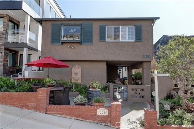 Unique Walkstreet Triplex in very good condition that has plans - Beach Townhome/Townhouse for sale in Manhattan Beach, California on Beachhouse.com