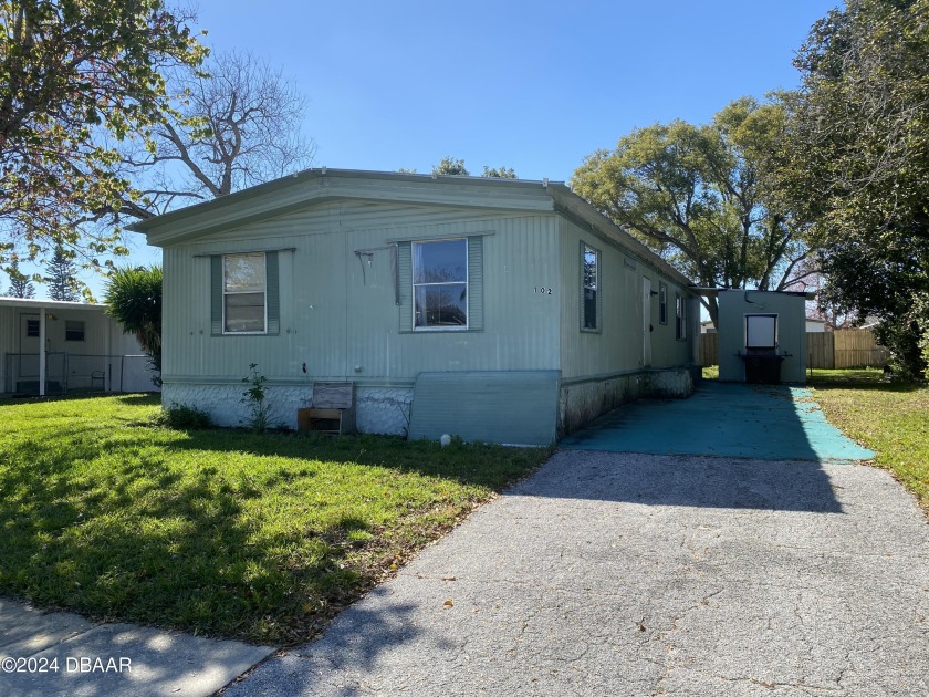 INVESTOR SPECIAL!!! This property has loads of potential nestled - Beach Home for sale in Port Orange, Florida on Beachhouse.com