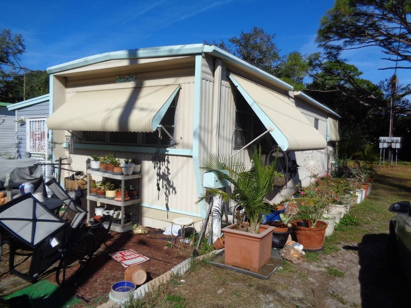 Cozy 2/1 home on an oversized lot, located on a dead-end street - Beach Home for sale in Bradenton, Florida on Beachhouse.com