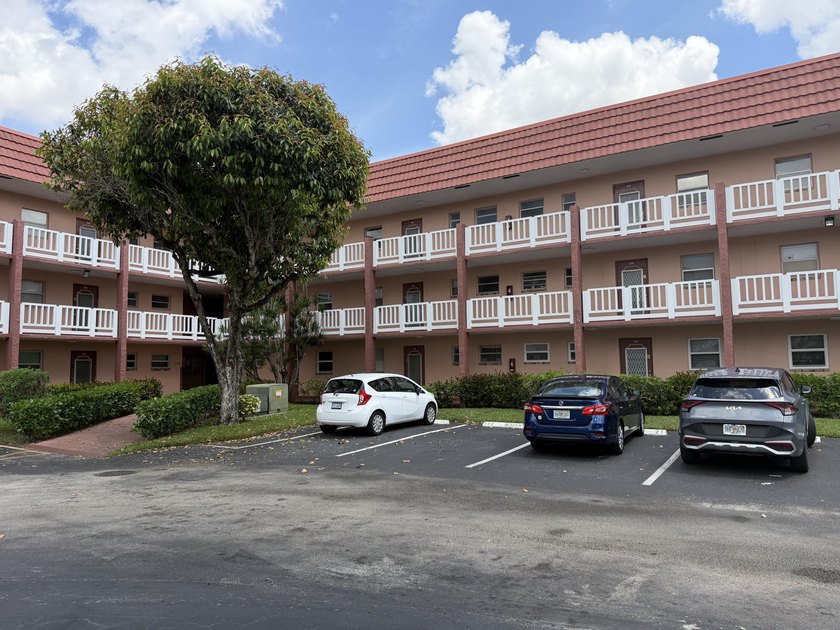 BEAUTIFUL UPGRADED1 BEDROOM, 1.5 BATH UNIT WITH A AMAZING LAKE - Beach Condo for sale in Sunrise, Florida on Beachhouse.com