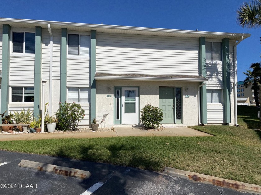 Deeded beach access right across the street! NO ASSESSMENTS - Beach Townhome/Townhouse for sale in Ponce Inlet, Florida on Beachhouse.com