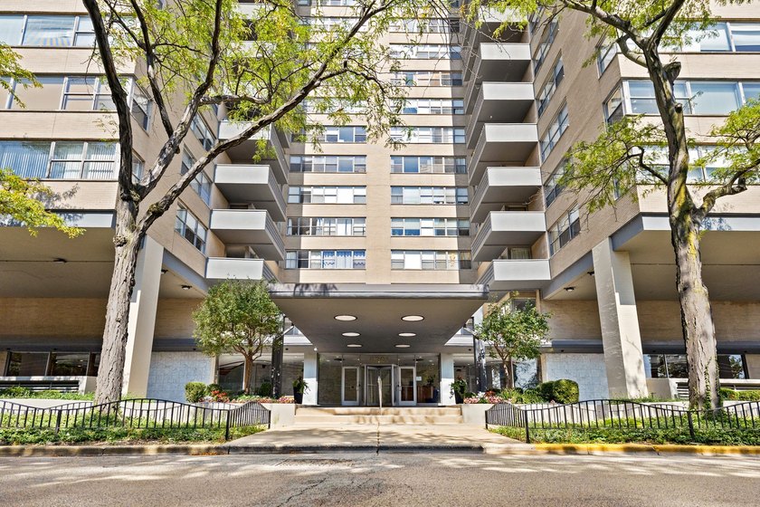 Welcome to Shoreline Towers, a full-amenity building designed to - Beach Condo for sale in Chicago, Illinois on Beachhouse.com