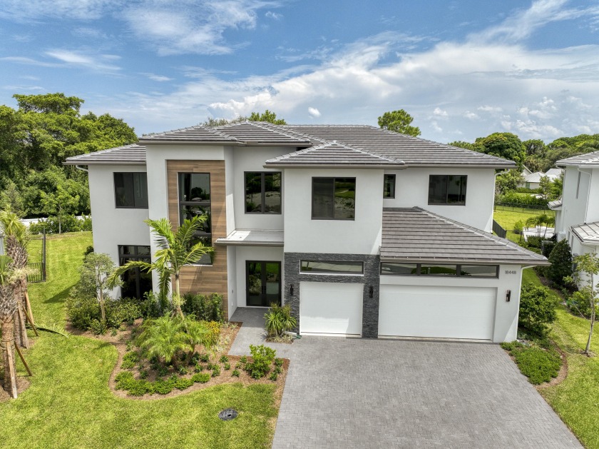 Surrounded by tall hedging and abundant greenery, 8600 Damascus - Beach Home for sale in Palm Beach Gardens, Florida on Beachhouse.com