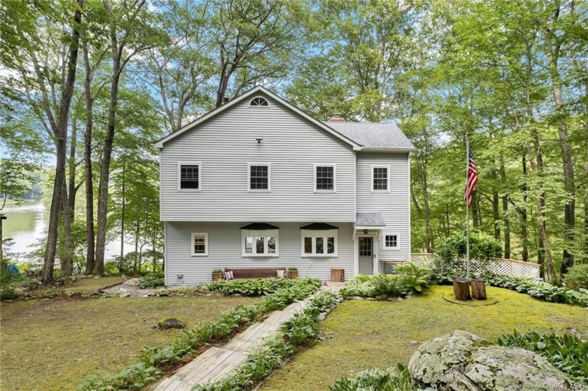 DIRECT WATERFRONT LIVING. Enjoy your serene lakefront custom - Beach Home for sale in Kent, New York on Beachhouse.com