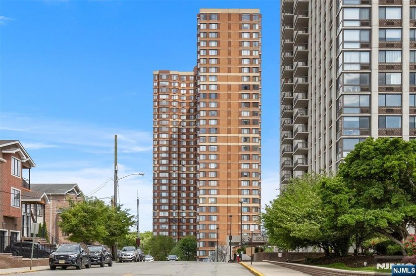 Completely renovated luxury condo offering breathtaking - Beach Condo for sale in Fort Lee, New Jersey on Beachhouse.com
