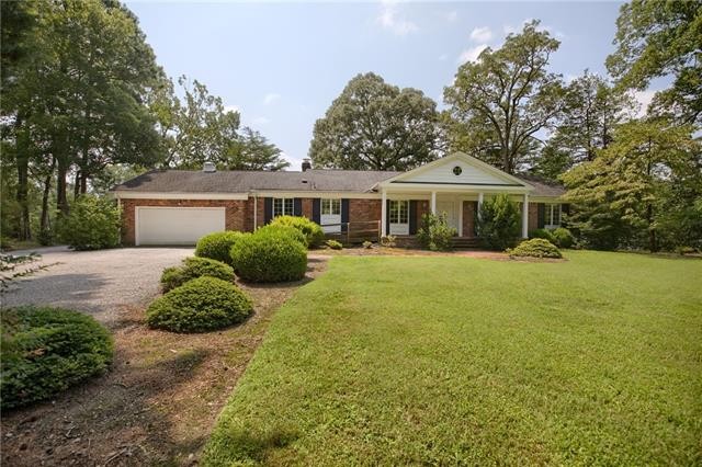 Nestled along a serene waterfront cove, this 3 bedroom, 2.5 bath - Beach Home for sale in Yorktown, Virginia on Beachhouse.com