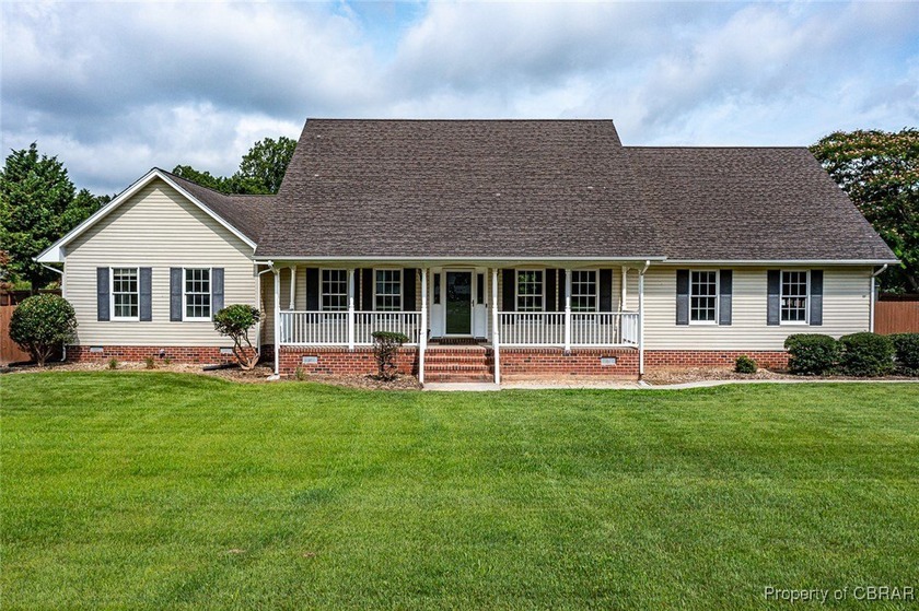 Tucked away in a peaceful setting only 1.5 miles from the - Beach Home for sale in Urbanna, Virginia on Beachhouse.com