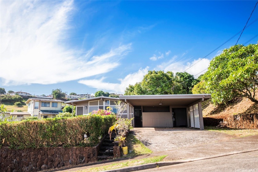 Wonderful home! Large Lot With View!! Centrally located, live in - Beach Home for sale in Aiea, Hawaii on Beachhouse.com