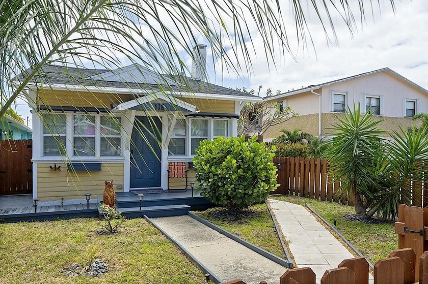 Cute as button 2 bedroom 1 bath bungalow in heart of Lake Worth - Beach Home for sale in Lake Worth Beach, Florida on Beachhouse.com