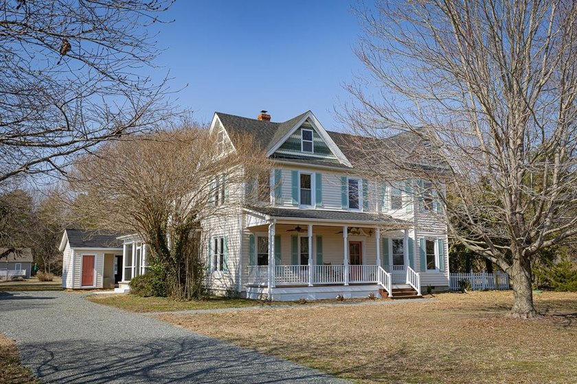 A true Northern Neck farmhouse c. 1907, this 2 story home has - Beach Home for sale in White Stone, Virginia on Beachhouse.com