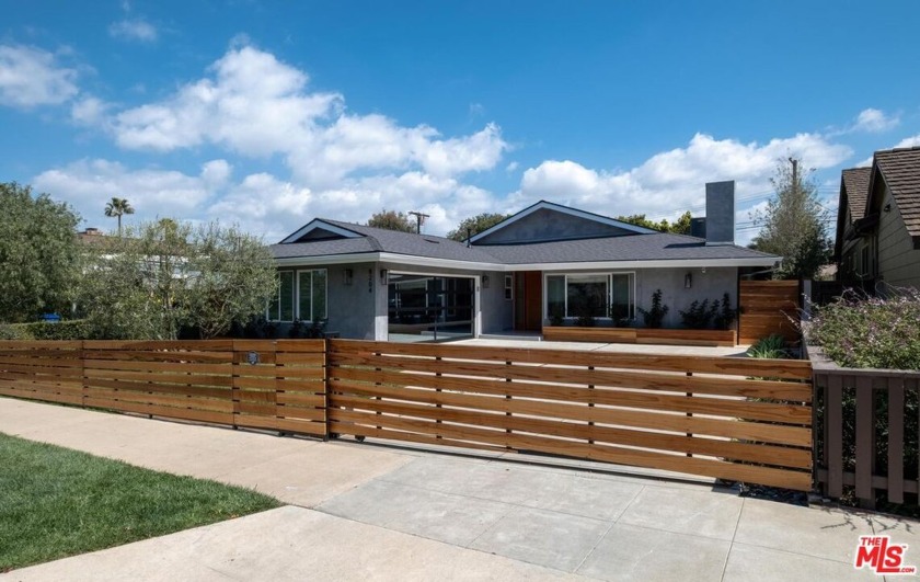 Escape to a breathtaking Silicon Beach sanctuary, just moments - Beach Home for sale in Playa Del Rey, California on Beachhouse.com